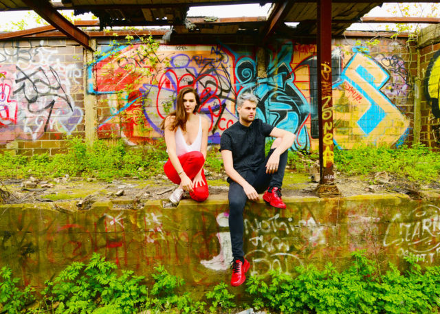 Sofi Tukker, la festa in piscina perfetta