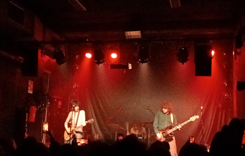 Sharp Pins, melodie rotonde in una confezione grezza