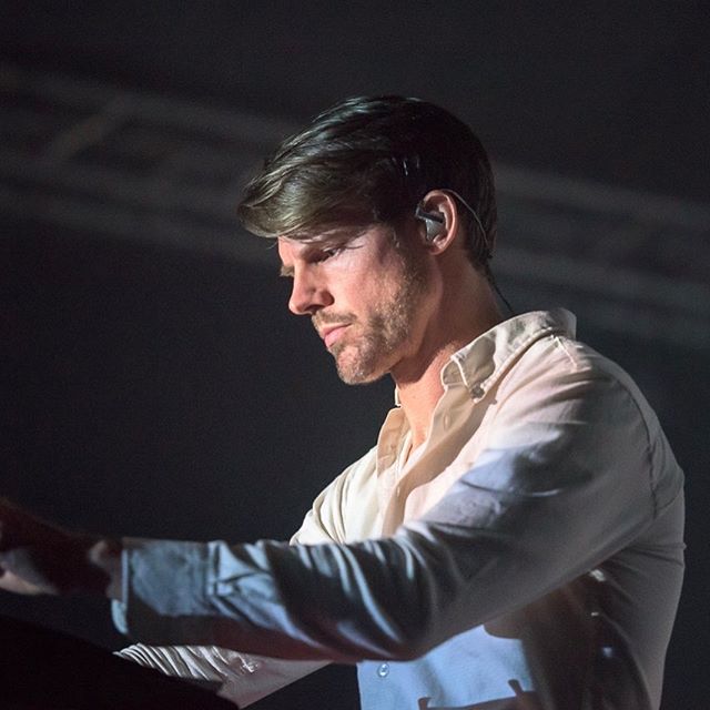 Tycho has released a new song, featuring Saint Sinner! #hothothot