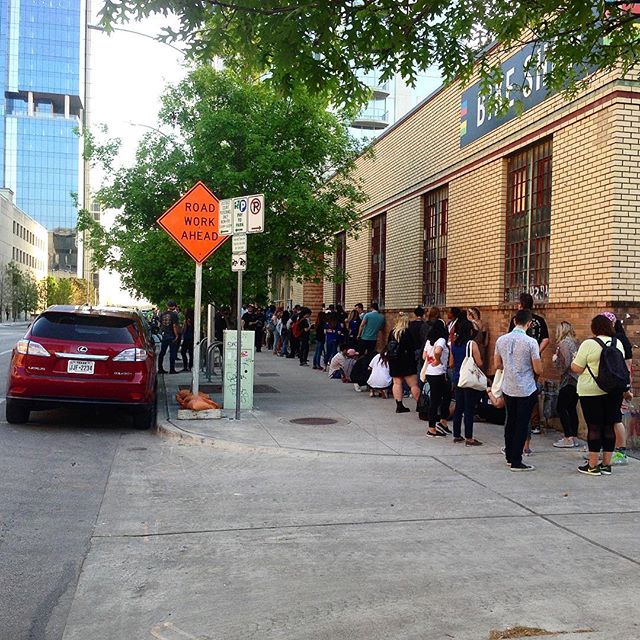 Bye Austin, sei stata clamorosa. Del #sxsw17 porteremo nel cuore anche le lunghe, interminabili, code sotto il sole  #sxsw #music #festival #austin #texas