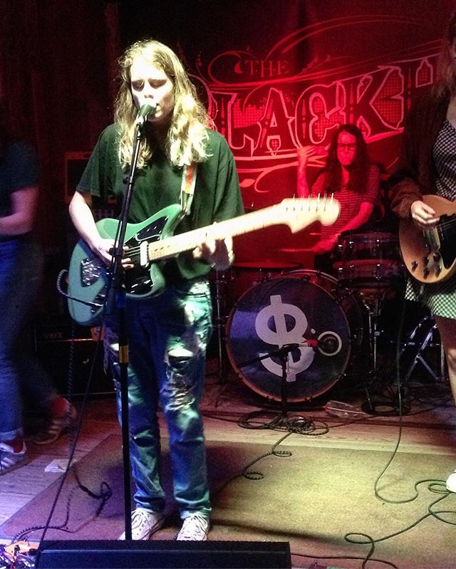@marikahackman sul palco con le @commonicate. #sxsw17 #marikahackman #music #austin #texas #festival #thebigmoon
