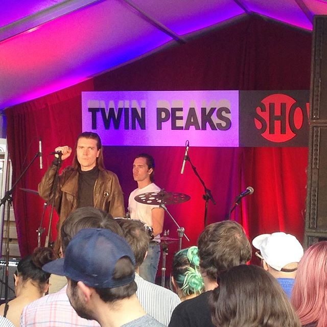 @alkcm subito di diritto nel cast di @twinpeaks. David Lynch ci leggi? #alexcameron #sxsw #sxsw17 #music #festival #live #twinpeaks #showtime