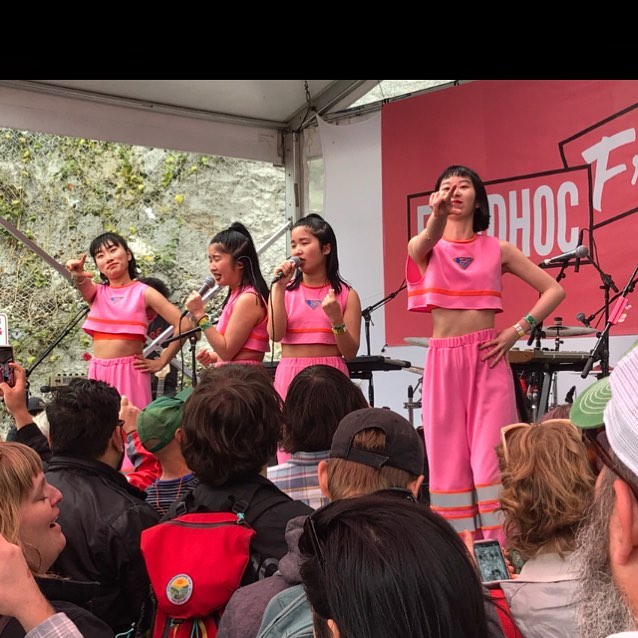 Loro sono le @chaiofficialjpn: kawaii punk giapponese. Le ragazze fanno sorridere, ma i testi delle loro canzoni sono più profondi e importanti di quanto si creda 🏻 #sxsw #sxsw2019 #chai #kawaii