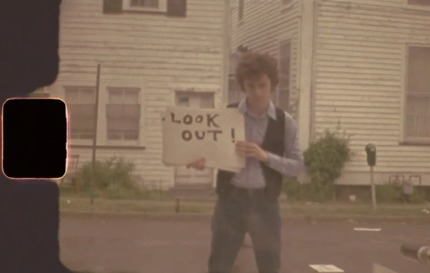 Timothée Chalamet ricrea il suo personale “Subterranean Homesick Blues”