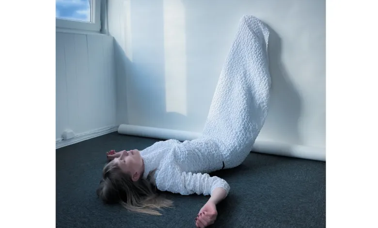 Jenny Hval annuncia l’uscita del nuovo album “Iris Silver Mist”