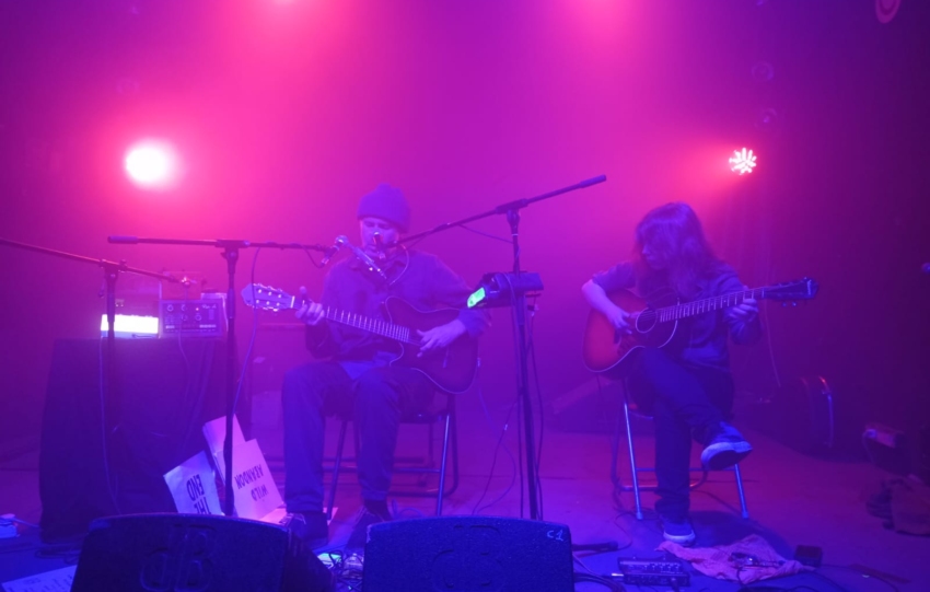 Chitarre acustiche dal Galles per un’intima serata di metà marzo